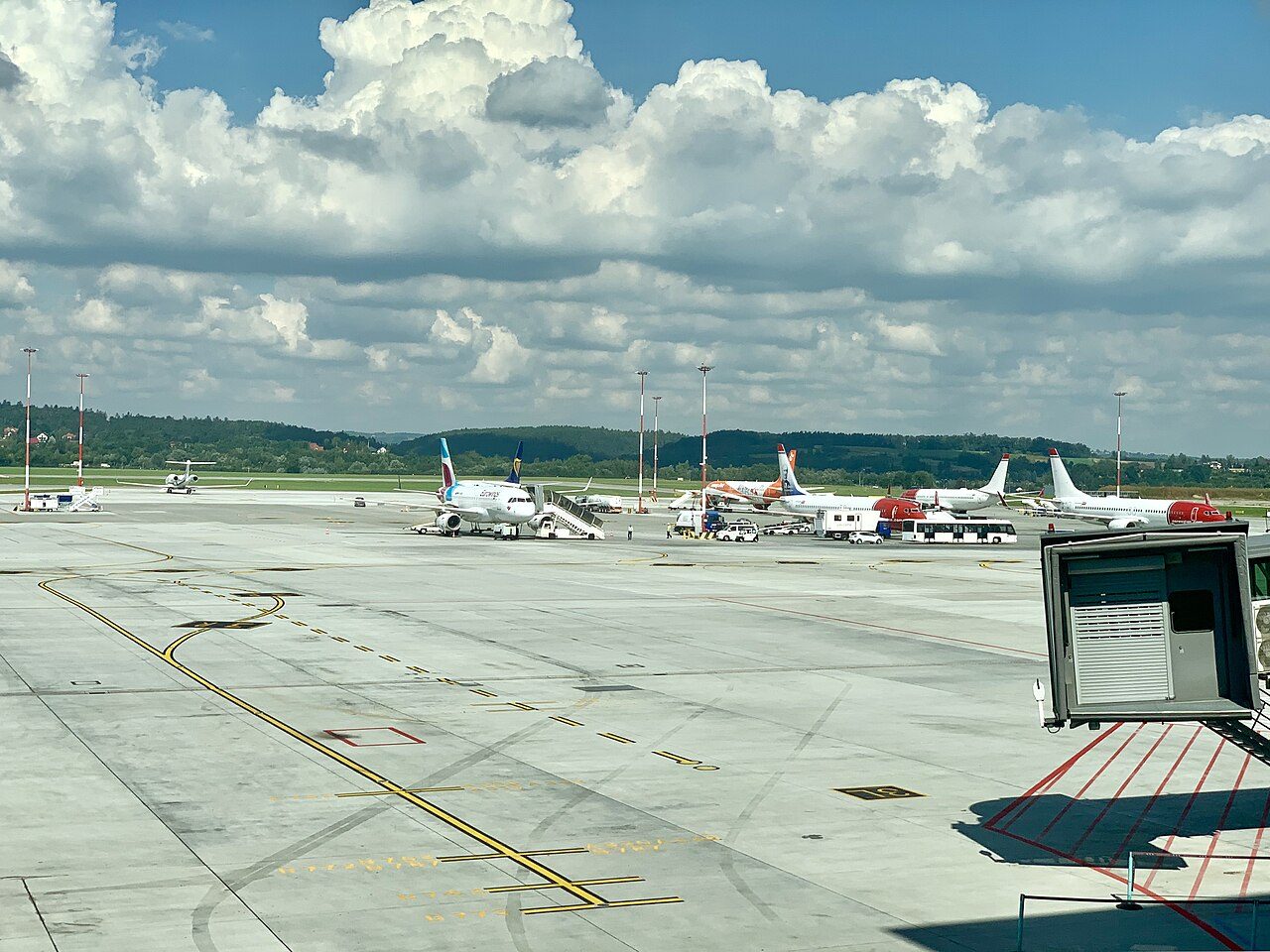 Plyta lotniska Kraków-Balice widziana z terminalu